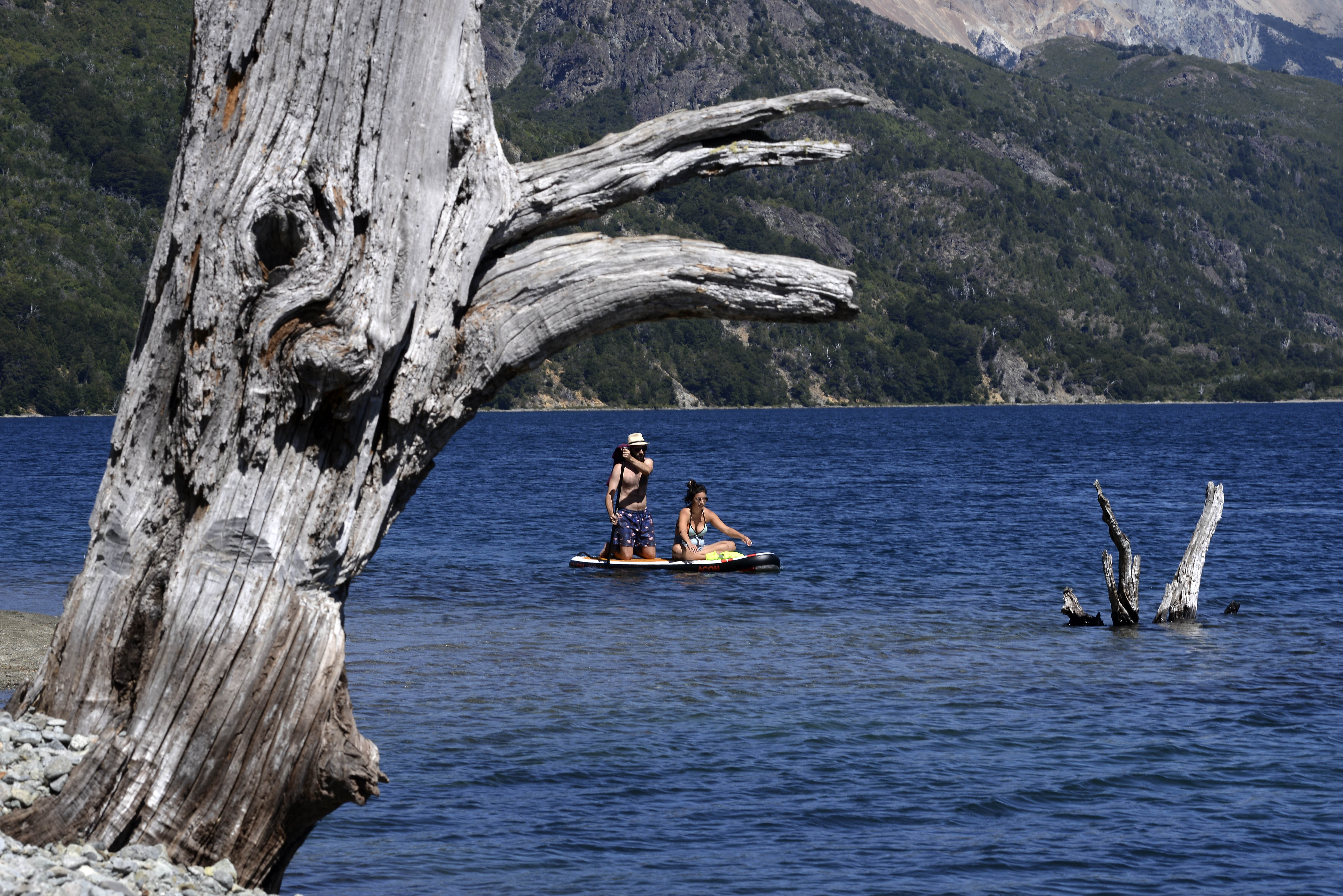 A remarla. En kayaks o sobre tablas de stand up paddle, las aguas del lago Guillelmo invitan a la exploración. Foto: Alfredo Leiva.