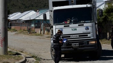 La Policía de Río Negro realizaba esta mañana las pericias en el hecho en el que quedó involucrado un camión recolector. Foto: Alfredo Leiva