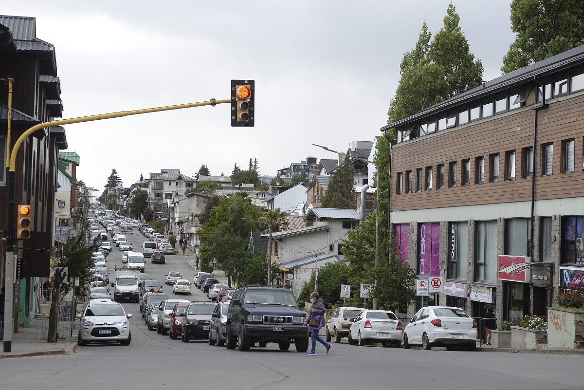 Hay 8 semáforos de Bariloche que controlan con fotomulta a los conductores que cruzan en rojo. La falta es muy grave. Foto: Alfredo Leiva