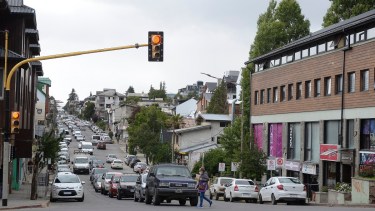 Hay 8 semáforos de Bariloche que controlan con fotomulta a los conductores que cruzan en rojo. La falta es muy grave. Foto: Alfredo Leiva