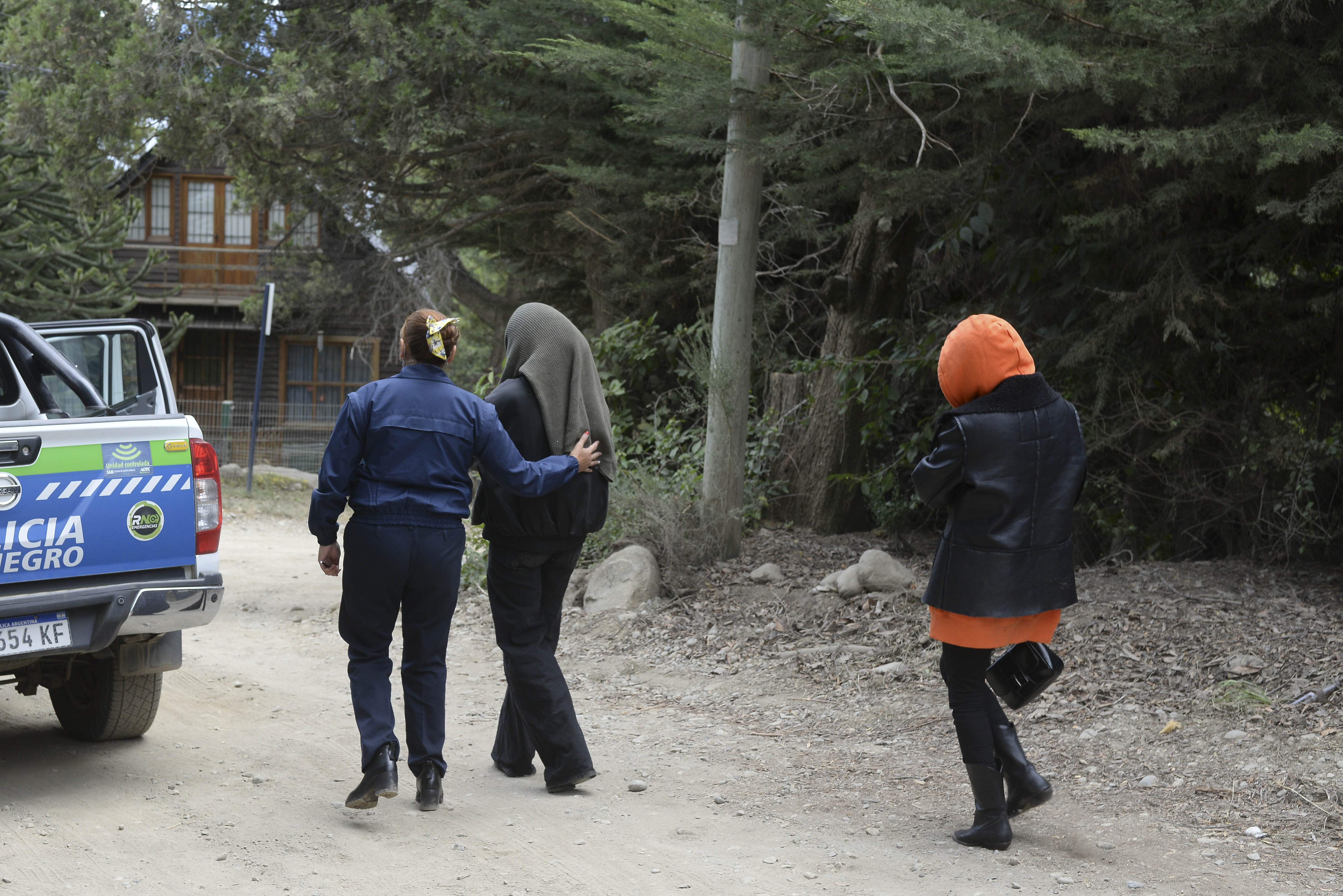Dos  mujeres fueron detenidas este mediodías luego de varias horas encerradas en el domicilio de una fiesta clandestina en Bariloche. Foto: Alfredo Leiva