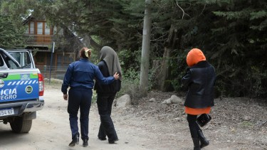 Dos  mujeres fueron detenidas este mediodías luego de varias horas encerradas en el domicilio de una fiesta clandestina en Bariloche. Foto: Alfredo Leiva