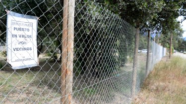 El mensaje de los vecinos que avanzaron sobre el espacio público y ahora enfrentan denuncias por la irregularidad. Foto: Alfredo Leiva