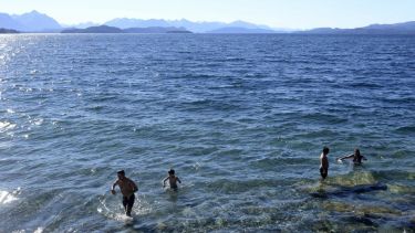 El lago Nahuel Huapi, a pesar de sus aguas heladas, es uno de los lugares donde pasar la temporada. Foto: Alfredo Leiva.-