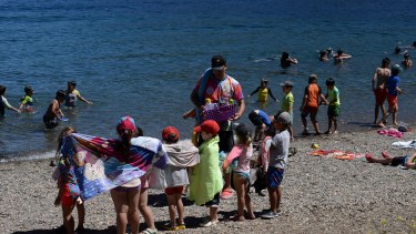 Con las altas temperaturas, es un desafío encontrar una playa desierta en Bariloche. Foto: Alfredo Leiva