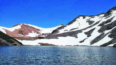 Laguna Negra. El trekking hasta el refugio es de entre cuatro y seis horas según el ritmo de la marcha. Esta es la  vista... (Foto Néstor Pérez)