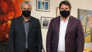 Gaido se prueba la camiseta de los planes de viviendas para Neuquén