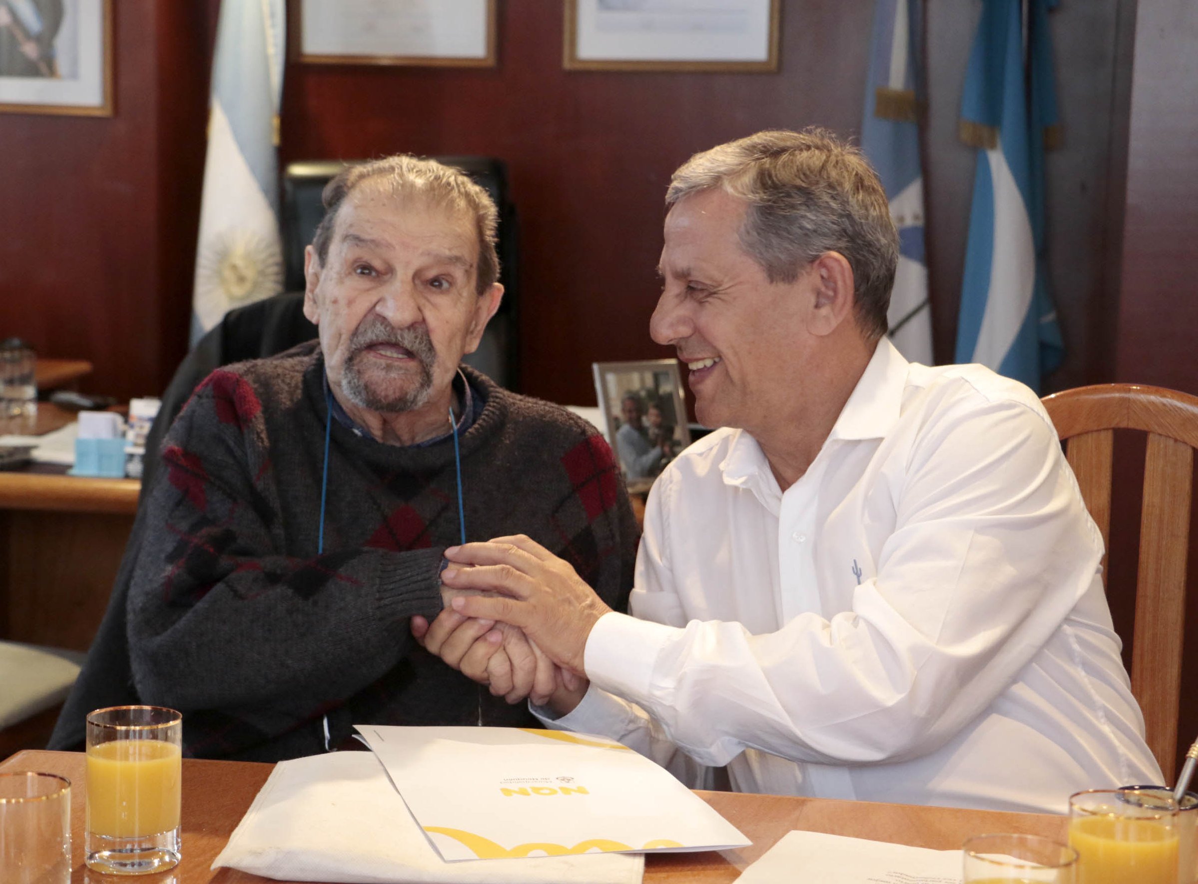 Polito Belmonte cuando fue reconocido por el ex intendente Quiroga. Foto: Twitter @pechi_quiroga