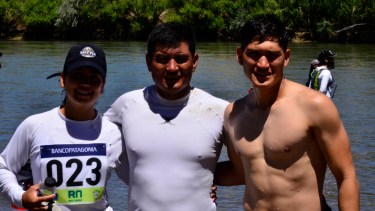 Lucía y Jonathan junto a su padre, Claudio Penchulef, referente del canotaje conesino. Los tres siguen en competencia. (Foto/Néstor Salas)