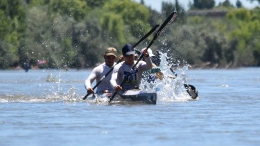 Damián Pinta y Facundo Lucero, al llegar primeros al final de la cuarta etapa en Choele Choel (Foto/Jorge Tanos) 