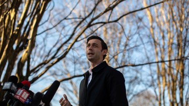 El joven senador electo que le dio la ventaja a los demócratas en la Cámara Alta. 