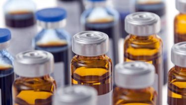 El dióxido de cloro no sirve ni para prevenir ni curar la infección por el coronavirus. Por el contrario, su ingesta puede causar irritación en el esófago y estómago, dolor abdominal, náuseas, vómitos, diarrea e intoxicaciones severas, entre otras complicaciones que pueden incluir graves trastornos hematológicos, cardiovasculares y renales. Además, la inhalación puede generar edema pulmonar, broncoespasmos, neumonitis química y edema de glotis, entre otras complicaciones respiratorias como bronquitis crónica y erosiones dentales, así como complicaciones en otros órganos del cuerpo, según advirtió la agencia regulatoria de Argentina, la ANMAT. 