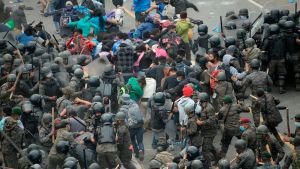 La Policía de Guatemala reprimió una caravana de hondureños que migran a EEUU