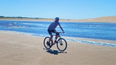 Las vacaciones de Manu Ginóbili en Monte Hermoso: bici y familia en paraísos solitarios
