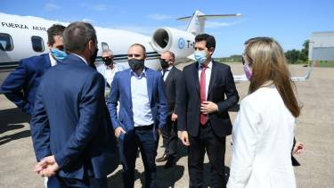 Guzmán y De Pedro repitieron dupla, como cuando visitaron Neuquén, esta vez para viajar a Paraná. (Gentileza)