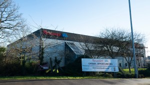 AstraZeneca evacuó una de sus plantas antes de reunirse con Europa por la vacuna