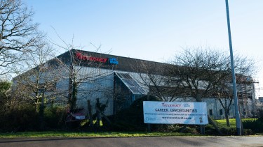 La planta de AstraZeneca en Gales fue parcialmente evacuada porque recibió un paquete sospechoso. (Gentileza).-