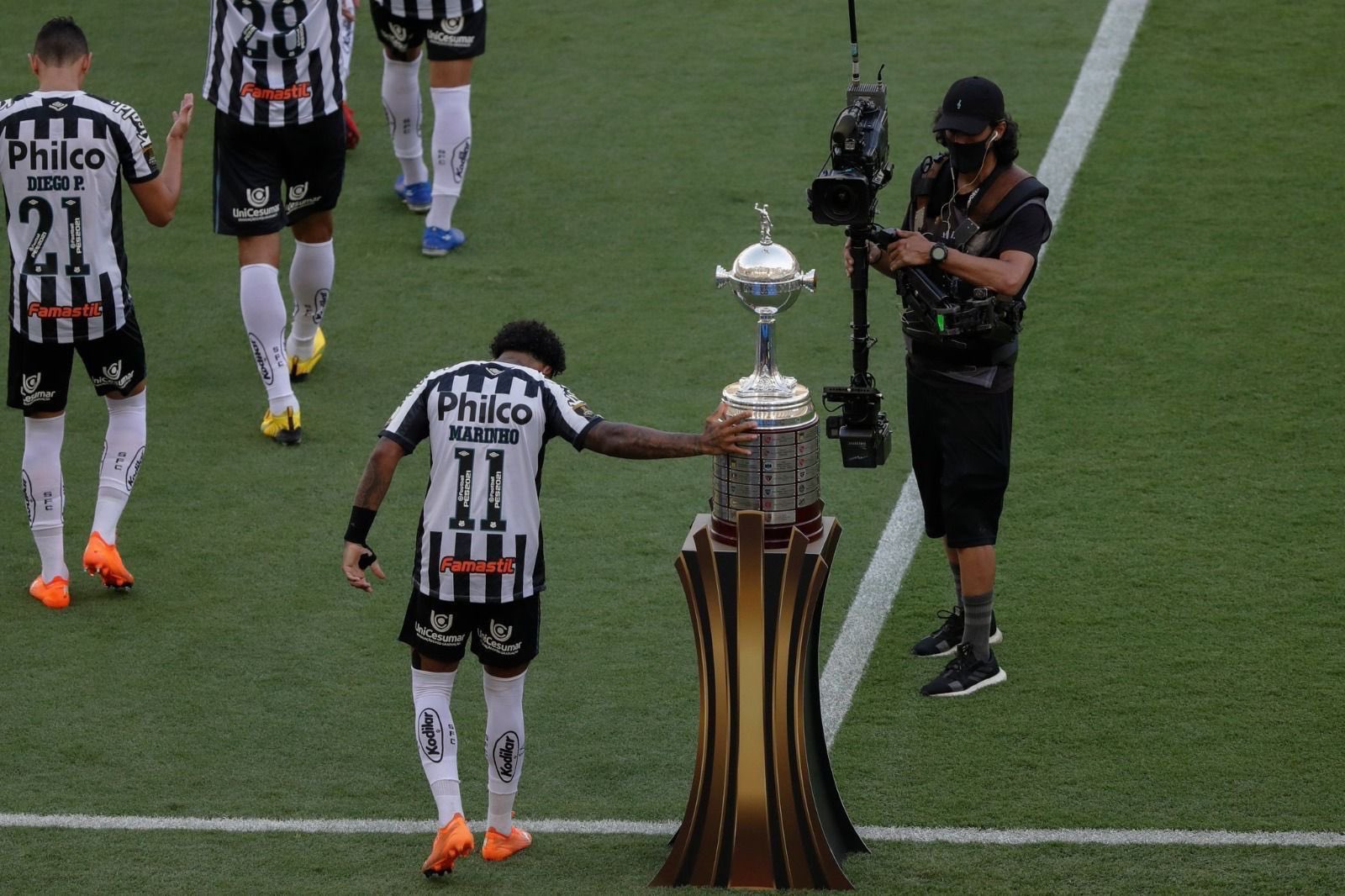 Marinho tocó la copa a lo Gabigol pero la historia no terminó igual.