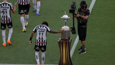 Marinho tocó la copa a lo Gabigol pero la historia no terminó igual.