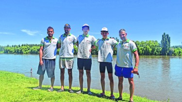 Hay equipo. De izquierda a derecha: Tomás Gardon, Javier Mozzicafreddo, Julián Salinas, Martín García y Martín Mozzicafreddo, prócer del canotaje de Valle Medio. 