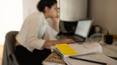 En el 2020 las clases se desarrollaron en casa. La expectativa es que en este nuevo ciclo lectivo docentes y estudiantes retornen a los establecimientos. (Archivo).-