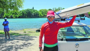 Regata del río Negro: Cecilia se baja del kayak