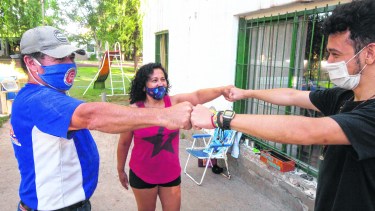Esos raros abrazos nuevos: Lucas en una de las pocas ocasiones que visitó a sus padres en la chacra, siempre con barbijo y distancia social. Foto: Juan Thomes