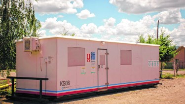 El trailer del programa Detectar de San Martín de los Andes amaneció con las puertas cerradas. (FOTO: Patricio Rodríguez)