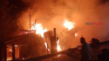 El fuego consumió por completo una vivienda de San Martín de los Andes. (Foto: Gentileza Lacar Digital).