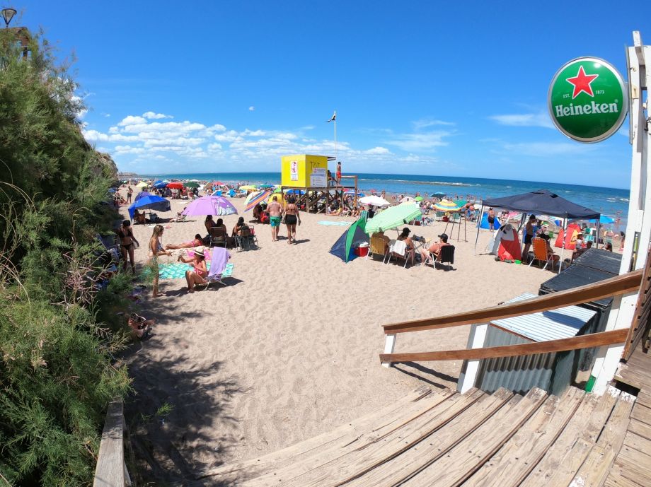 Las Grutas es una de las playas favoritas durante esta temporada de verano. Foto: Martín Brunella.