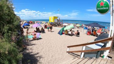Las Grutas es una de las playas favoritas durante esta temporada de verano. Foto: Martín Brunella.