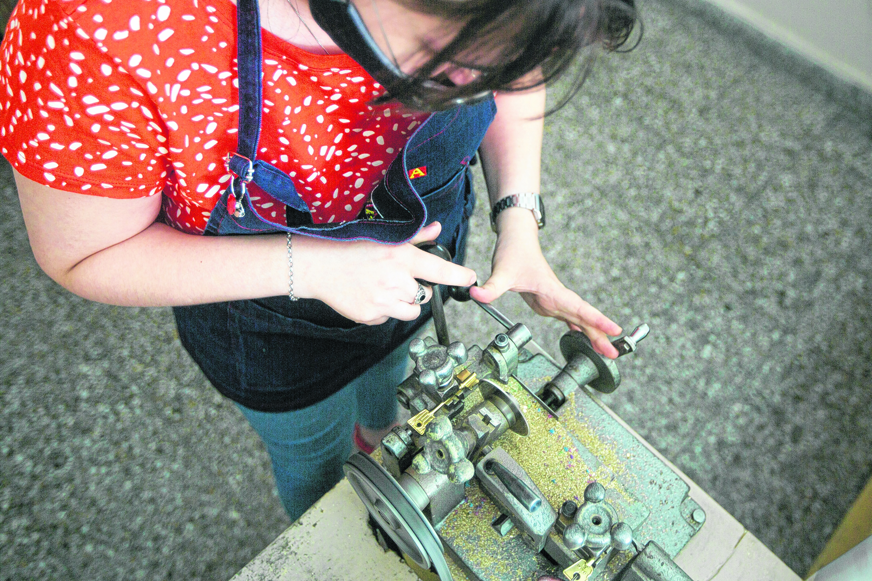 Con paciencia y detalle Luján confecciona cada llave. La máquina duplicadora que usa tiene más de 25 años.   Foto Juan Thomes. 
