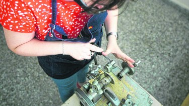 Con paciencia y detalle Luján confecciona cada llave. La máquina duplicadora que usa tiene más de 25 años.   Foto Juan Thomes. 