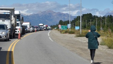 Cientos de turistas y residentes afectados por el corte de la ruta 40 en el puente del río Limay. Foto: Marcelo Martinez