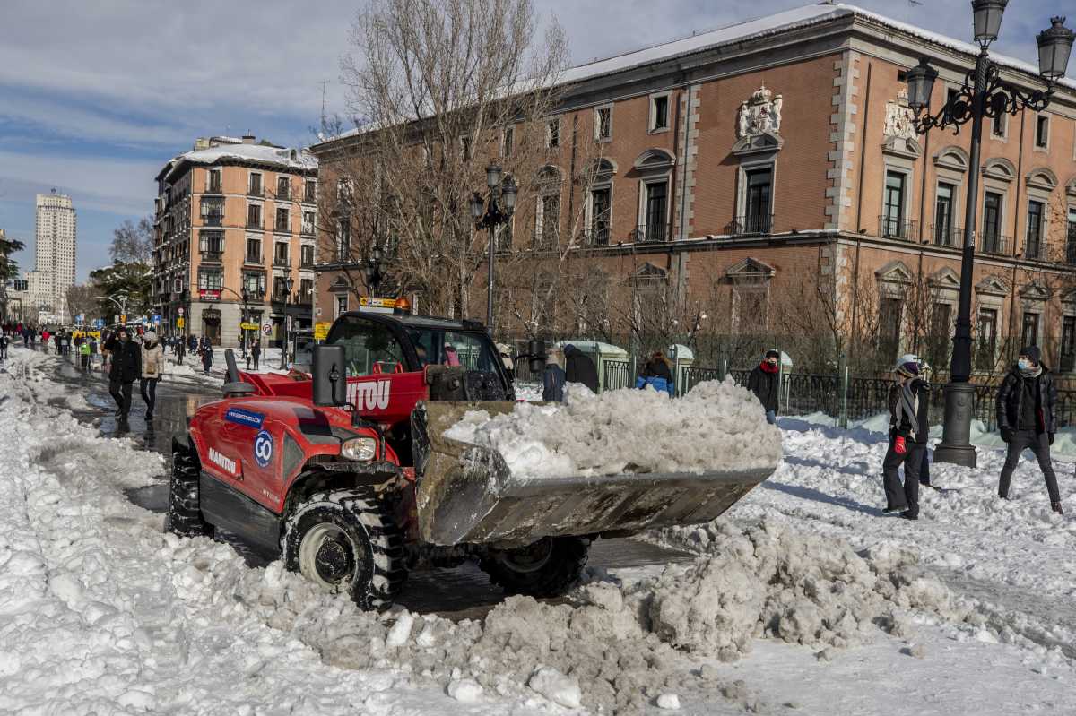 Gran parte de Madrid quita la nieve después de la peor tormenta de nieve que se recuerde en el país. Foto: AP 