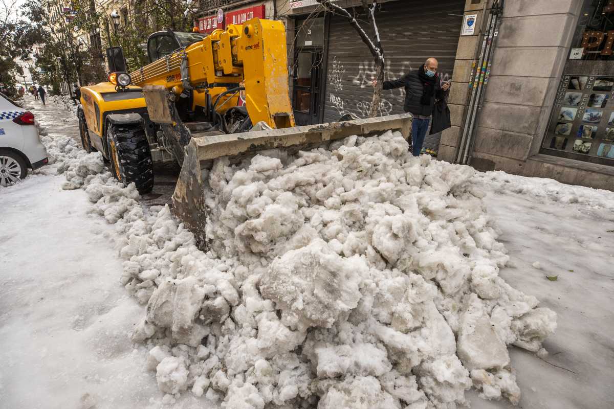 Una máquina retira la nieve en el centro de Madrid. Foto: AP