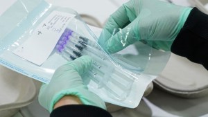 El negocio de las vacunas: por qué no llega la de Pfizer