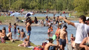 Los balnearios de Neuquén repletos de bañistas sin tapabocas