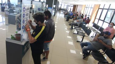 Los mayores de 60 siguen recibiendo boletas de papel en sus domicilios. Foto: archivo Oscar Livera.