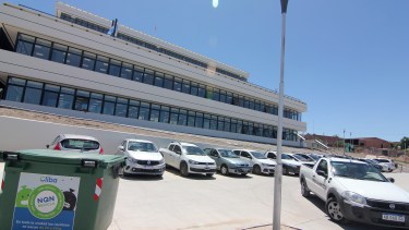 La explanada de la municipalidad del Oeste dará lugar a los stands de emprendedores (foto archivo Oscar Livera)