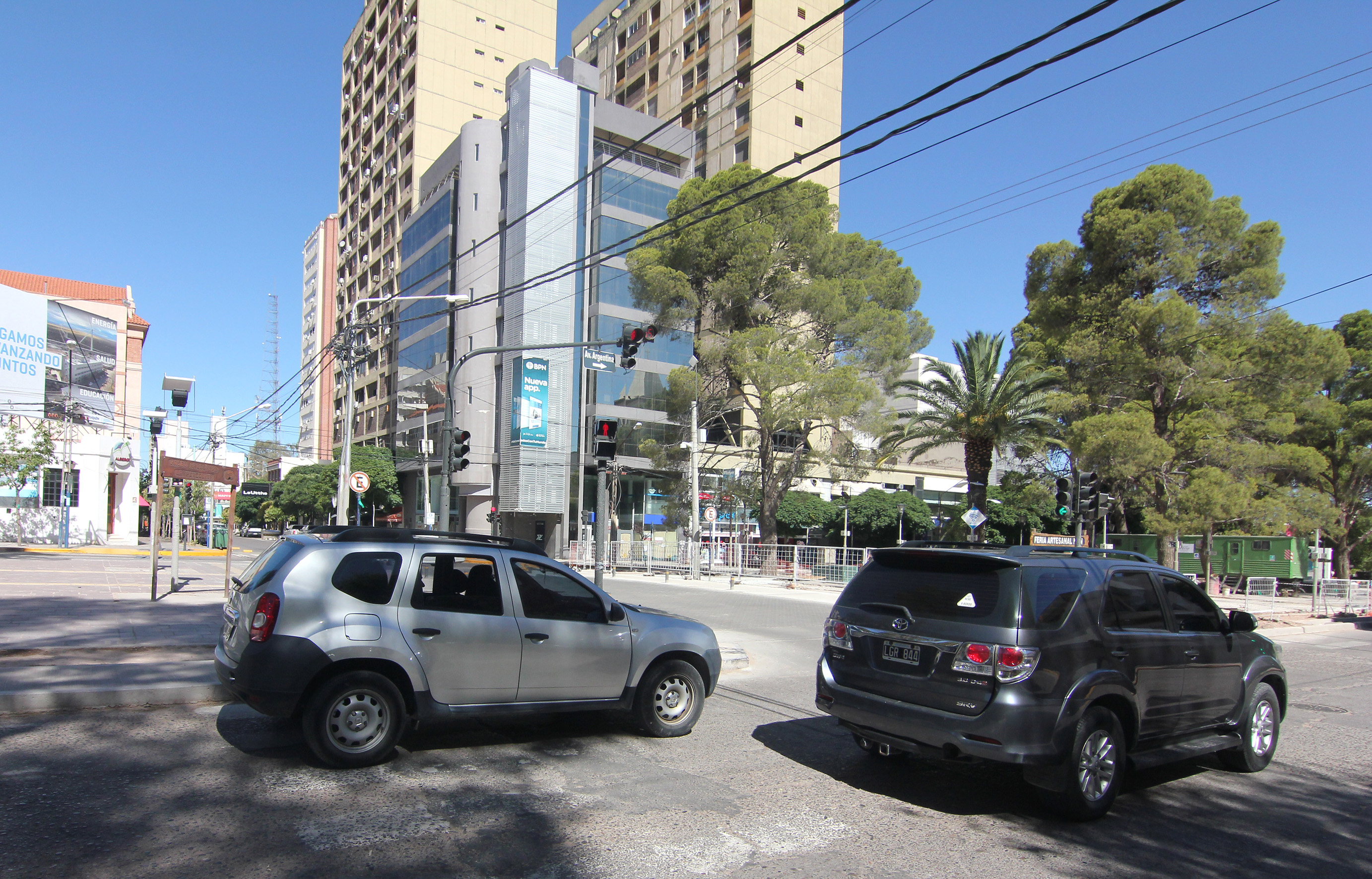 Una vez que se terminen las obras no se podrá girar a la izquierda en la avenida Argentina. Foto Oscar Livera