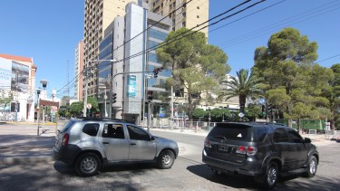 Una vez que se terminen las obras no se podrá girar a la izquierda en la avenida Argentina. Foto Oscar Livera