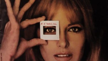 Nathalie Delon debutó en el cine como actriz secundaria, después dirigió varios filmes.