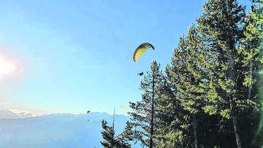 Salen desde el cerro Piltriquitrón y aterrizan en el aeródromo.