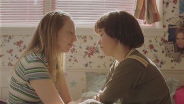 Anna Konkle y Maya Erskine vuelven a la secundaria en "Pen15".