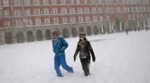 Imagen de Tres muertos, cierres de rutas y cancelación de vuelos y clases por la nieve en España