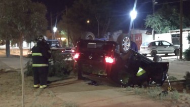 Un joven murió tras volcar con su vehículo en Plaza Huincul. (Foto: Gentileza).