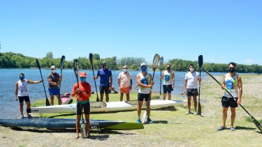 PALISTAS LOCALES SE PREPARAN BAJO EL MANDO DE CECILIA COLLUEQUE PARA PARTICIPAR DE LA 45 REGATA DEL RIO NEGRO QUE SE DESARROLLARA CON RIGUROSOS PROTOCOLOS POR LA PANDEMIA DE COVID-19. FOTO: ANDRES MARIPE