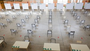 En Roca, esperan la segunda dosis con un centro de vacunación único en una escuela