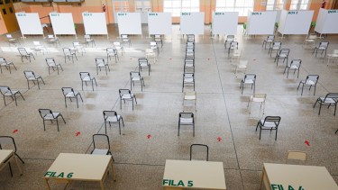Nuevo centro de vacunación con diez boxes, acondicionado en la escuela secundaria N° 9 de Roca. Foto: Juan Thomes